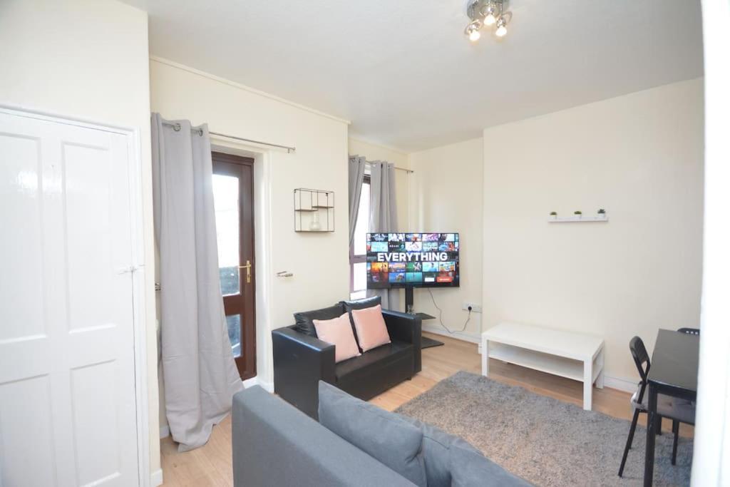 Lovely 4 Bedroom Apartment Close To The City Walking Distance From The Rivere View Londyn Zewnętrze zdjęcie