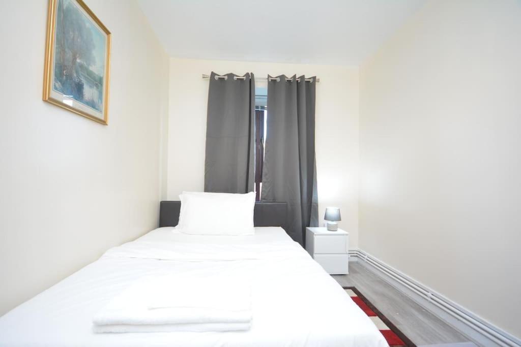 Lovely 4 Bedroom Apartment Close To The City Walking Distance From The Rivere View Londyn Zewnętrze zdjęcie