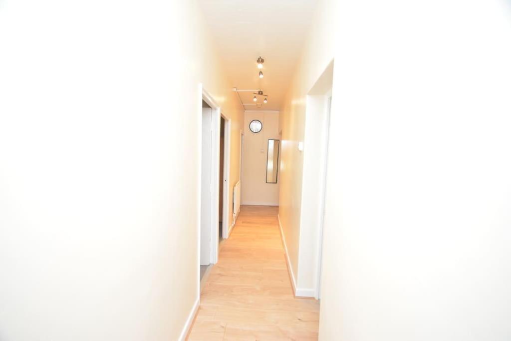 Lovely 4 Bedroom Apartment Close To The City Walking Distance From The Rivere View Londyn Zewnętrze zdjęcie