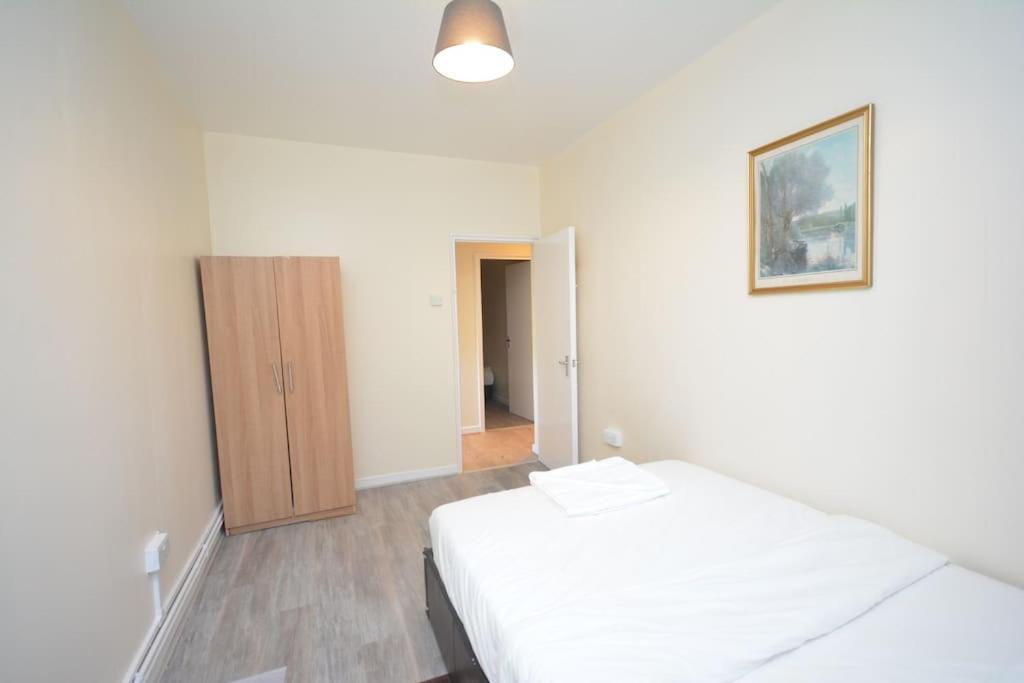 Lovely 4 Bedroom Apartment Close To The City Walking Distance From The Rivere View Londyn Zewnętrze zdjęcie
