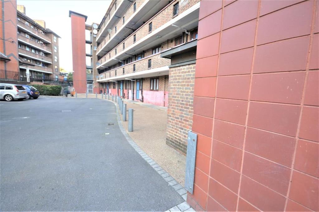 Lovely 4 Bedroom Apartment Close To The City Walking Distance From The Rivere View Londyn Zewnętrze zdjęcie