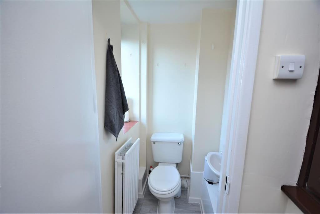 Lovely 4 Bedroom Apartment Close To The City Walking Distance From The Rivere View Londyn Zewnętrze zdjęcie