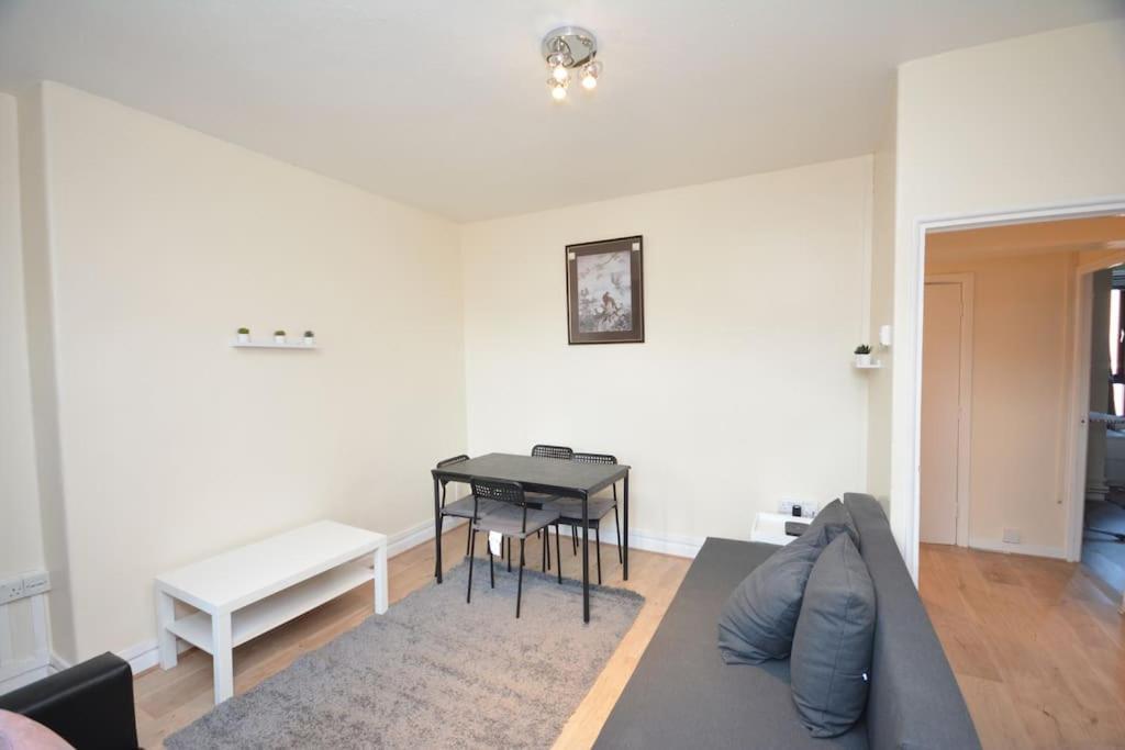 Lovely 4 Bedroom Apartment Close To The City Walking Distance From The Rivere View Londyn Zewnętrze zdjęcie