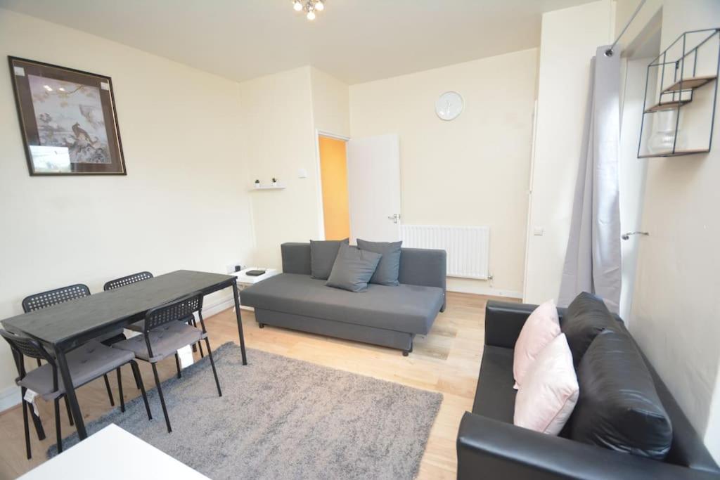 Lovely 4 Bedroom Apartment Close To The City Walking Distance From The Rivere View Londyn Zewnętrze zdjęcie