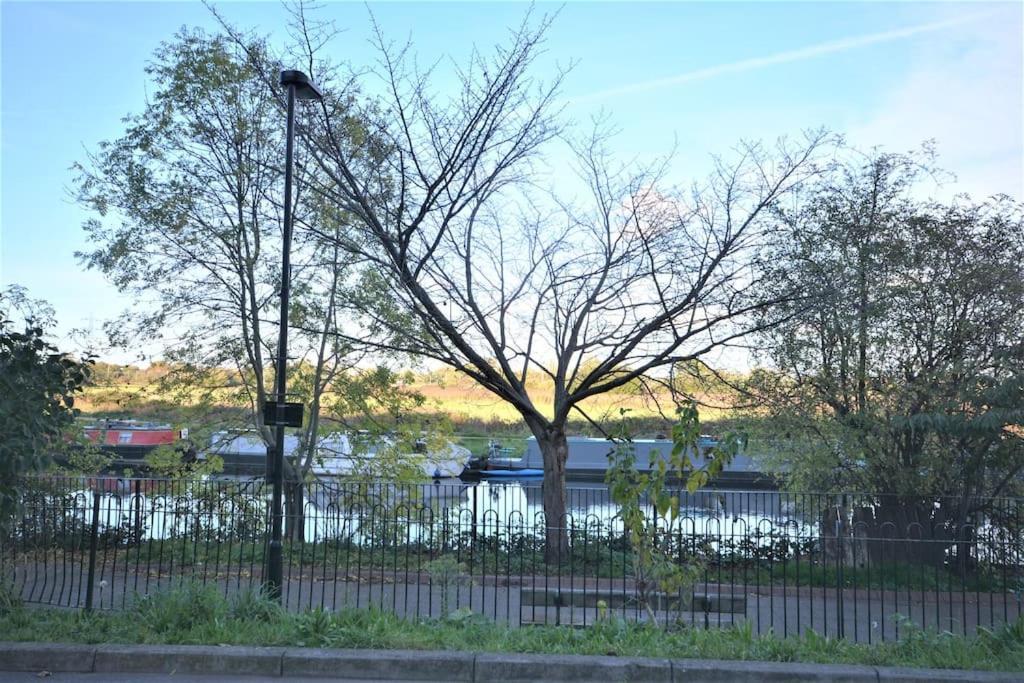 Lovely 4 Bedroom Apartment Close To The City Walking Distance From The Rivere View Londyn Zewnętrze zdjęcie