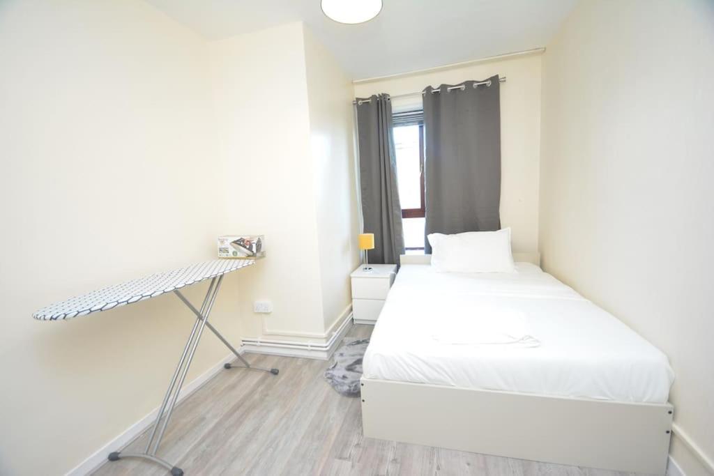 Lovely 4 Bedroom Apartment Close To The City Walking Distance From The Rivere View Londyn Zewnętrze zdjęcie