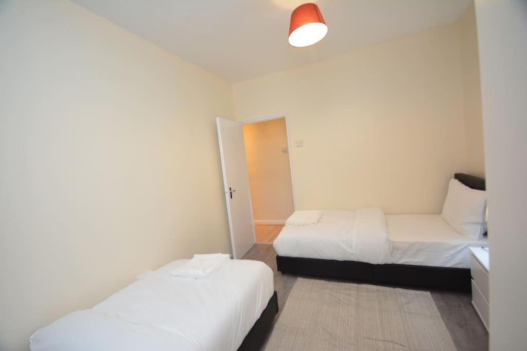 Lovely 4 Bedroom Apartment Close To The City Walking Distance From The Rivere View Londyn Zewnętrze zdjęcie
