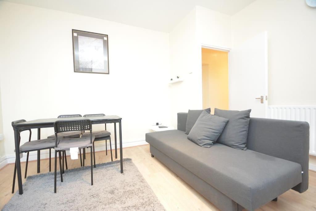Lovely 4 Bedroom Apartment Close To The City Walking Distance From The Rivere View Londyn Zewnętrze zdjęcie