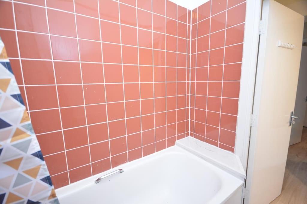 Lovely 4 Bedroom Apartment Close To The City Walking Distance From The Rivere View Londyn Zewnętrze zdjęcie