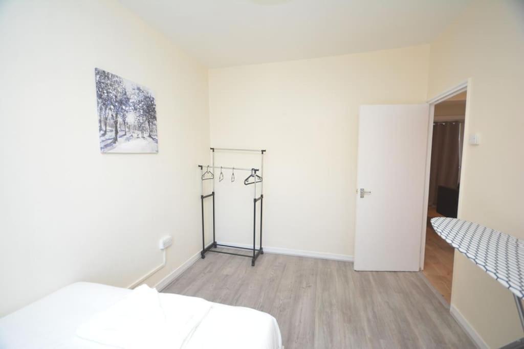 Lovely 4 Bedroom Apartment Close To The City Walking Distance From The Rivere View Londyn Zewnętrze zdjęcie