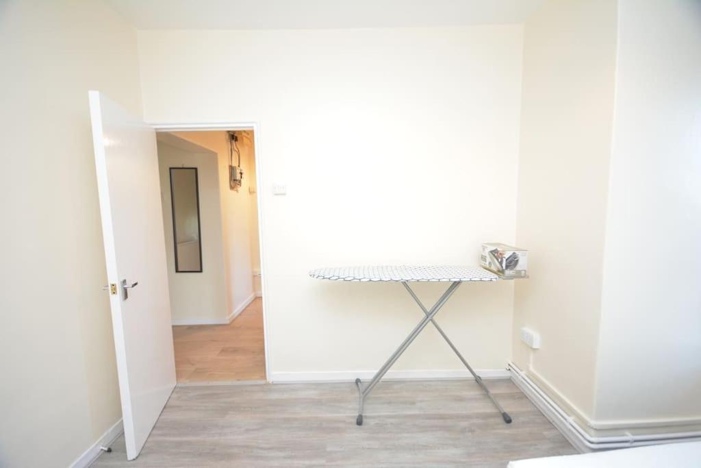 Lovely 4 Bedroom Apartment Close To The City Walking Distance From The Rivere View Londyn Zewnętrze zdjęcie