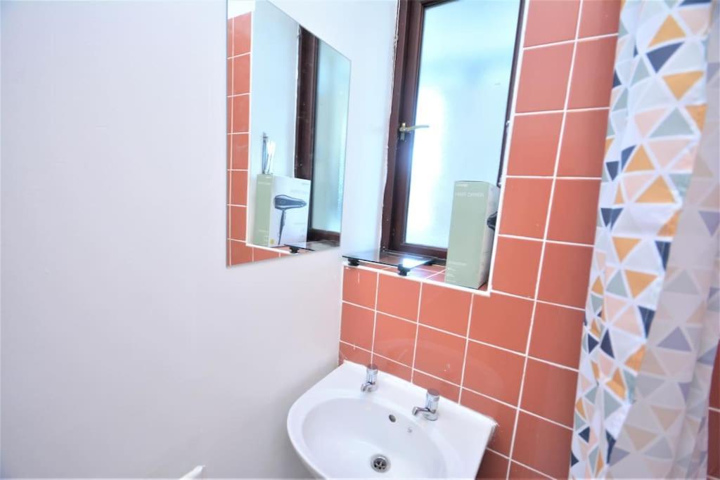 Lovely 4 Bedroom Apartment Close To The City Walking Distance From The Rivere View Londyn Zewnętrze zdjęcie